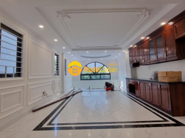 Bán nhà 5,5t 55m2 quận long biên, thang máy, lô góc, ôtô thông, sát chợ