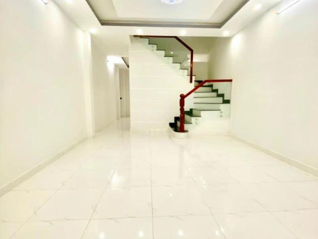 Bán nhà 6,3x11m 3PN, 2WC gần ĐH Tây Đô, giá chỉ 2 tỷ 150tr Có TL