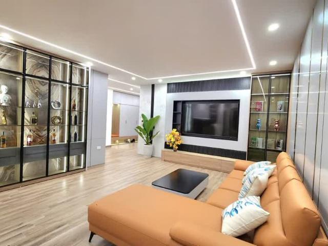 Bán nhanh căn 3 ngủ 3 WC, dt 181m2, tòa 25T1 Trung Hòa, nội thất mới đẹp long lanh không tì vết