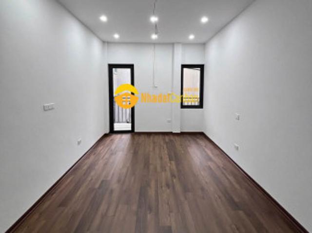 Bán nhanh nhà ngõ giáp nhị, giá 9 tỷ, 34m2x5t, ngõ thẳng đẹp