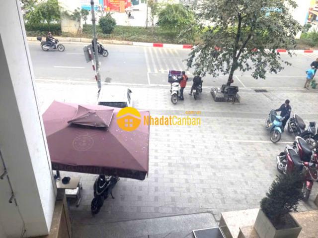 Bán tòa nhà mặt phố hoàng cầu 240m2, mặt tiền 10m, vỉa hè 6m