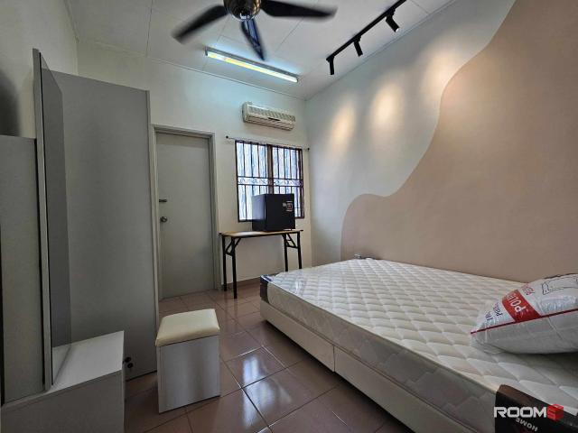 Bandar Botanik Middle Room
