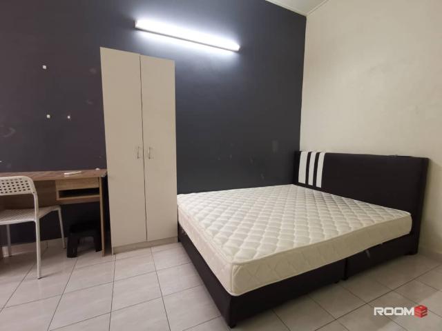 Bandar Bukit Tinggi 2 Middle Room Attached Bathroom