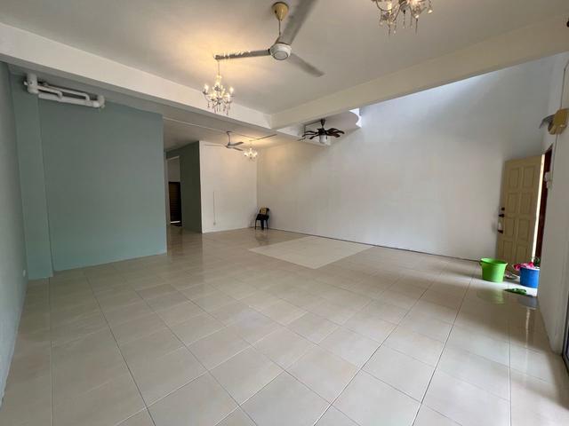 Bandar Kinrara Taman Damai Utama 2 Storey House 5 Room 4 Bath