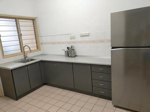 Bandar kinrara BK5 22x75sf Freehold kitchen cabinet