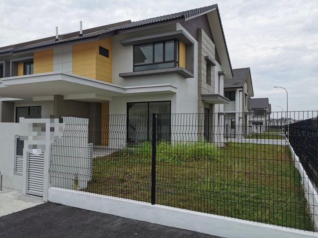 Bandar Mahkota Banting End Lot With Land 2 Storey House Guarded WCE