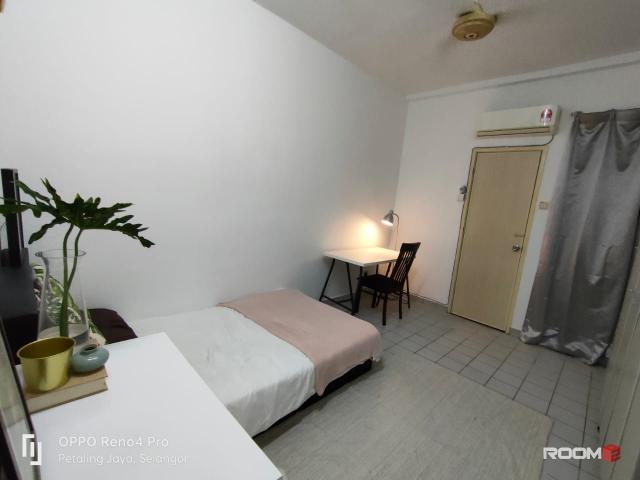 Bandar Utama 4 House middle room for rent