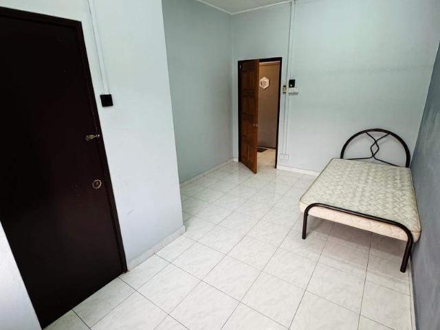 Bandar Utama FULLY FURNISHED single bed room Zero deposit One month deposit Move in Ready FREE Wi Fi
