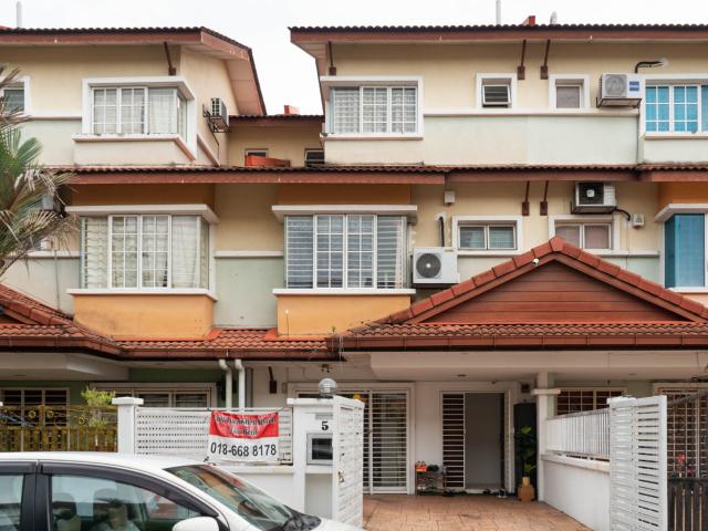 Bandar Utama Kayu Ara Fully Furnished Room