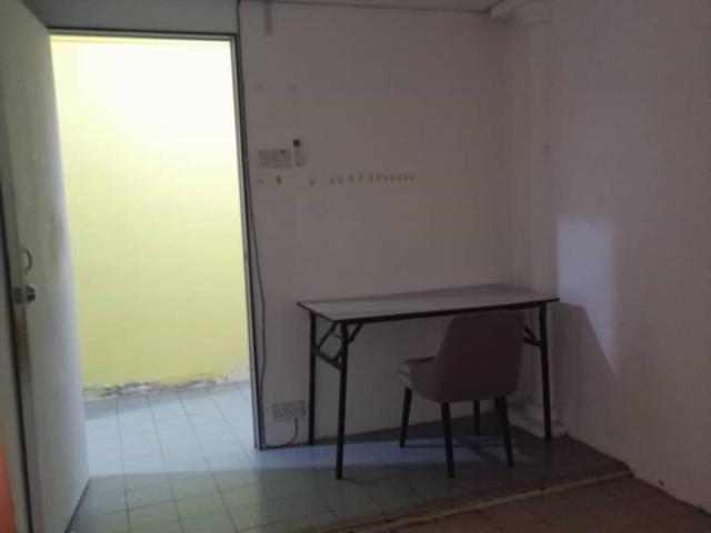 Bandar Utama Middle Spacious Room Aircond + Window