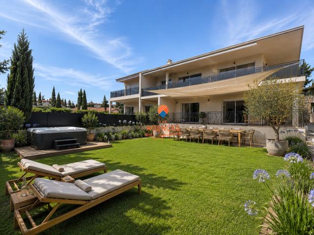 BANDOL CAPELAN 'APERCU MER' DUPLEX CINQ PIECES D'EXCEPTION A 300 M DE LA MER