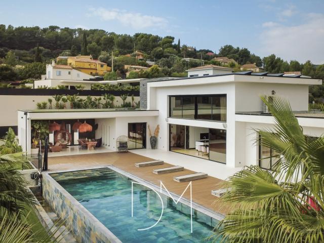 Bandol Au coeur d'un écrain de verdure, villa contemporaine avec piscine miroir et belle vue dégagée
