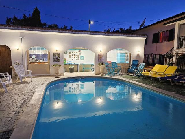 Bangalô isolado de 3 quartos com piscina aquecida localizado. 180m² Penela São Miguel