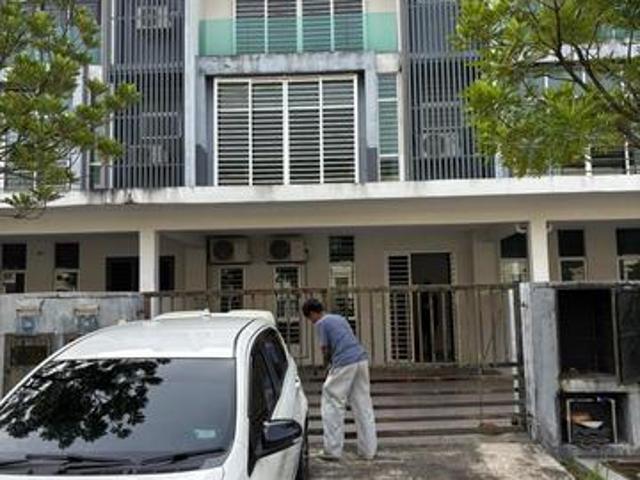 Bangi Avenue 7 3Storey Terrace House for rent