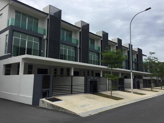 Bangi Kajang Bangi Avenue 3 Storey House Corner Unit for SALE