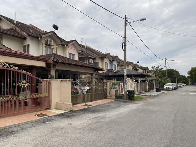 Bangi Seksyen 3 Double Storey House with airconds cabinet End Aug