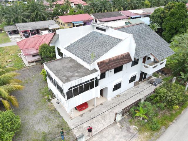 Banglo Beserta Tanah Yang Luas 7 Blk 4 Blk Air Bt Pahat Johor