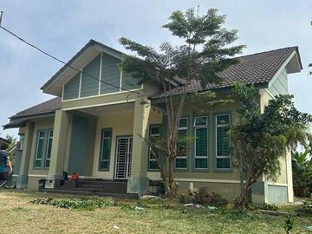 Banglo Dengan Tanah yang Luas