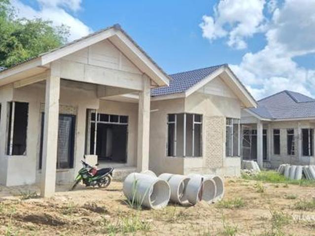 Banglo di salor sedang dibina