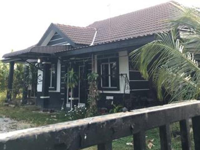Banglo tepi sawah