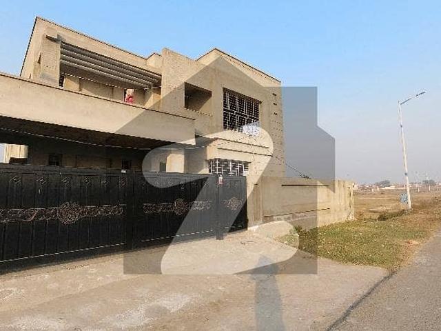 Bankers avenue 1 kanal grey structure 6 beds house for sale