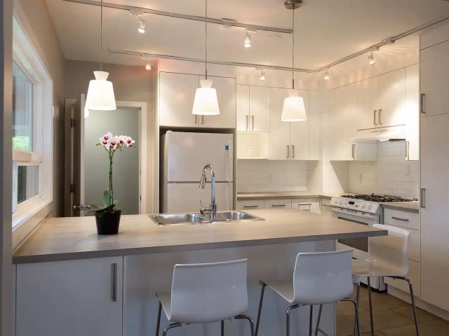 Bankview Renovated Upper Suite 2 bedrooms & Den & Double Garage