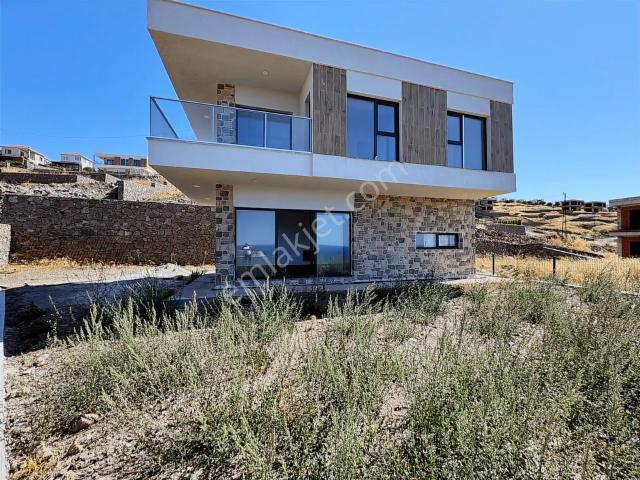 Babakale'de Her Odasından Denizi Kucaklayan Müstakil Villa