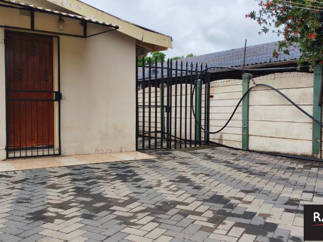Bachelor to rent in Oos Einde, Rustenburg