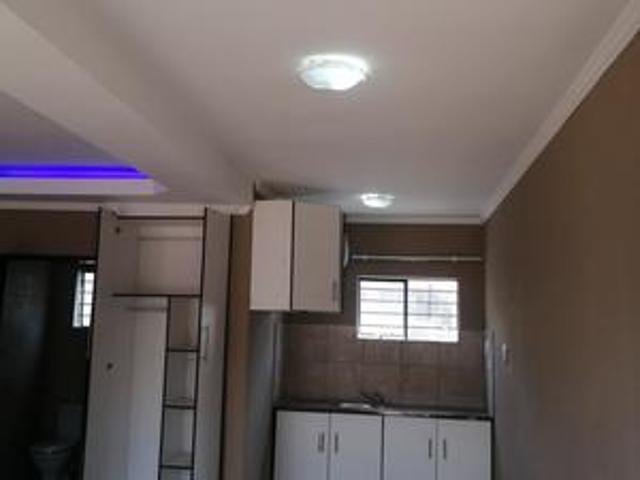 bachelor to rent in kempton park cen.