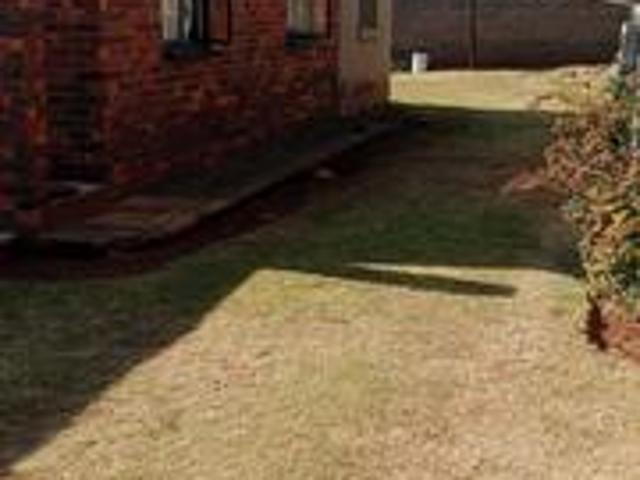 bachelor unit to rent in a nice area.
