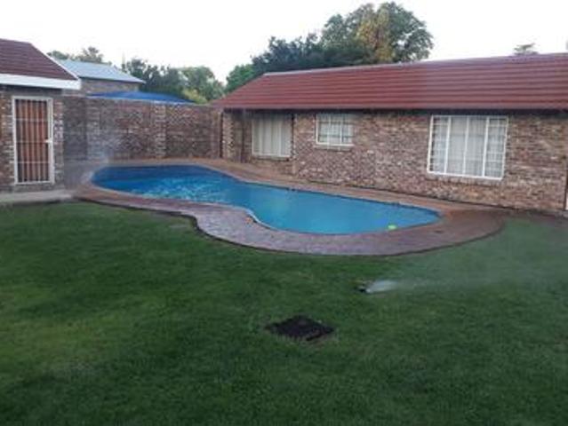 bachelor apartment for rent. potch central