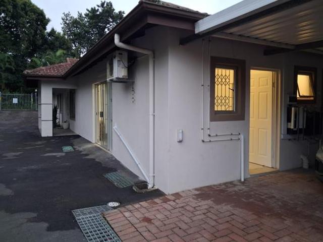 Bachelor apartment in Cowies Hill
