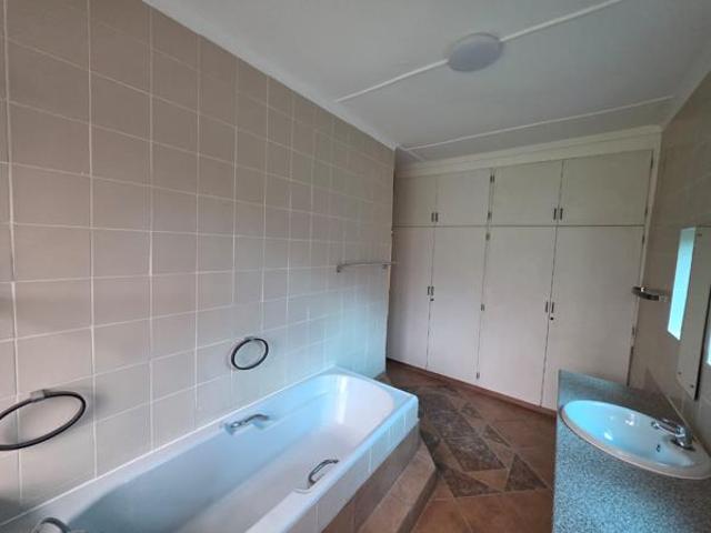 Bachelor apartment in Clubview