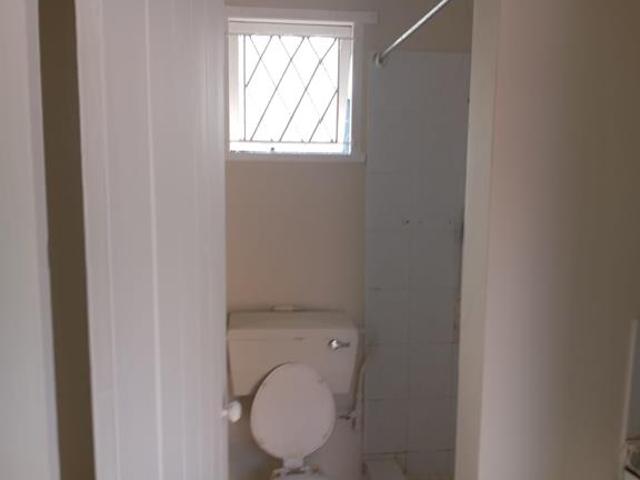Bachelor apartment in Atholl Heights
