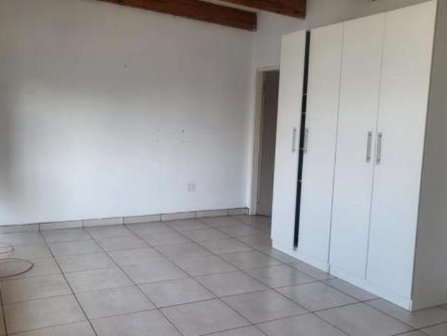 Bachelor apartment in Auckland Park