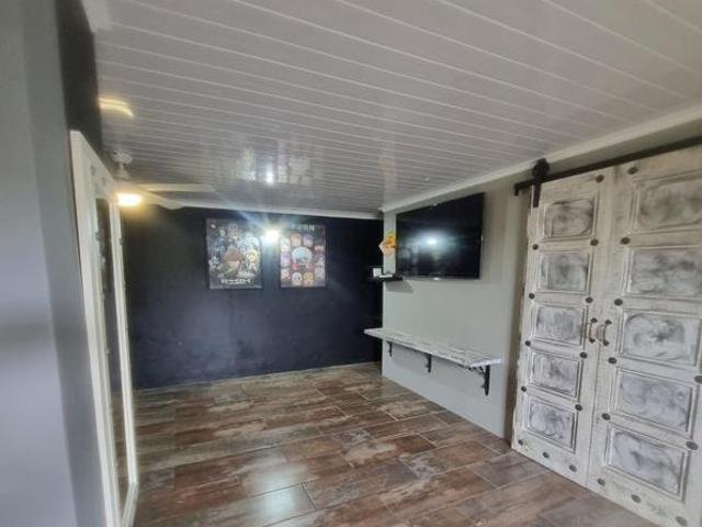 Bachelor apartment in Bothasig