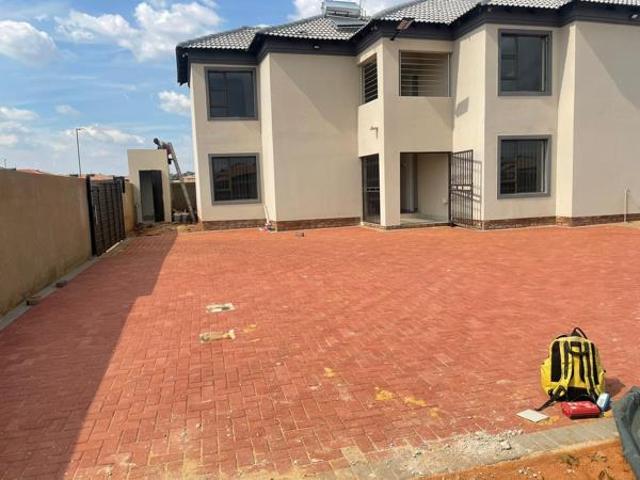 Bachelor apartment in Dawn Park
