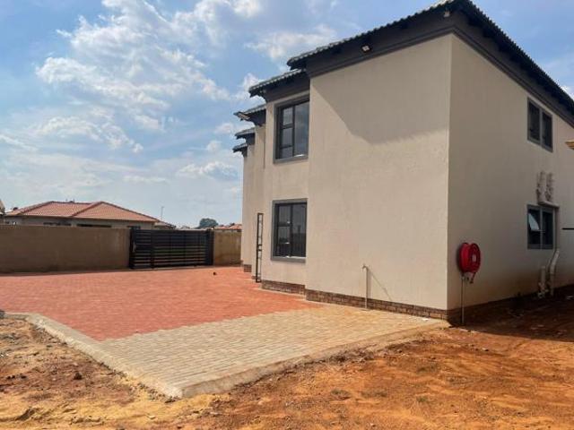 Bachelor apartment in Dawn Park