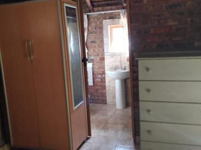 Bachelor apartment in Kilner Park