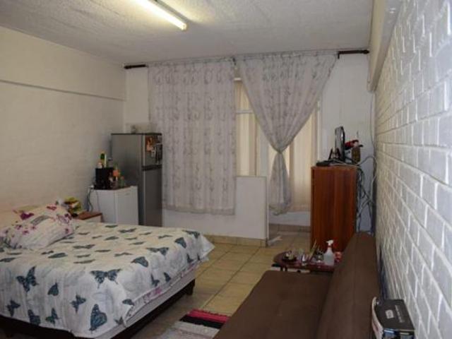 Bachelor apartment in Humewood