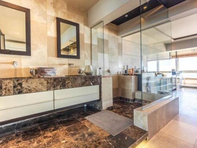 Bachelor apartment in Mouille Point