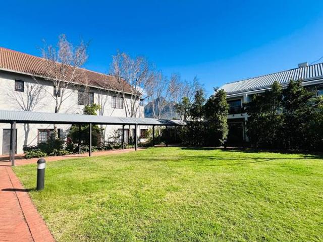 Bachelor apartment in Mowbray