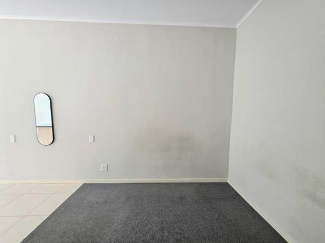 Bachelor apartment in Mowbray
