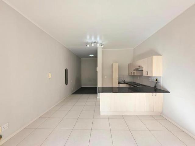 Bachelor apartment in Mowbray
