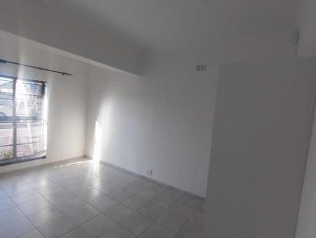 Bachelor apartment in Somerset West Central