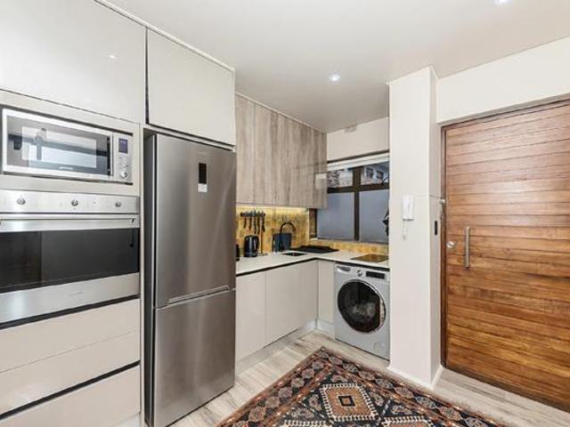 Bachelor apartment in Sea Point