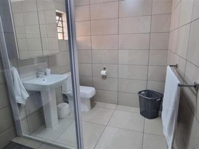 Bachelor apartment in Queenswood