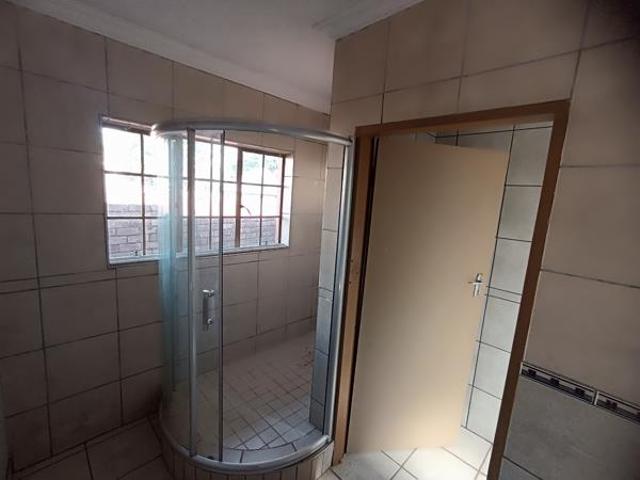 Bachelor apartment in Rooihuiskraal