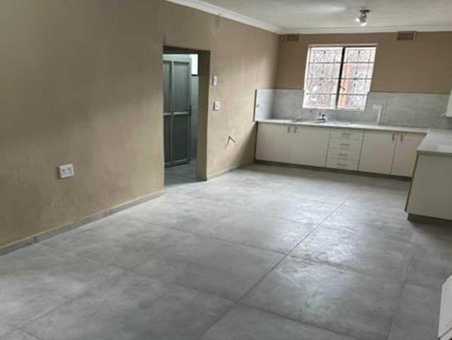 Bachelor apartment in Westcliff