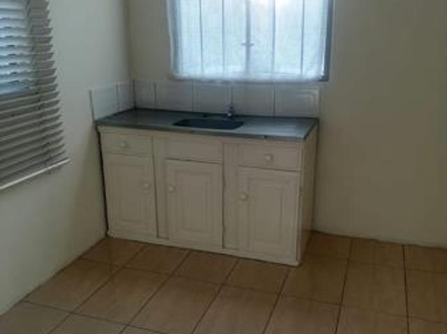 Bachelor apartment in South Ridge